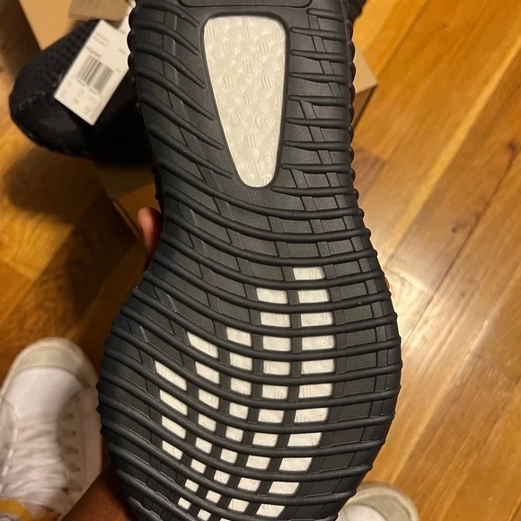 BRAND NEW YEEZY 350 V2 ADIDAS NWT - Picture 3 of 12
